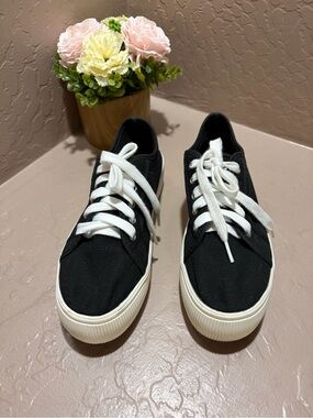 Women’s Size 8M r2 Brand Black/White Casual Sneakers